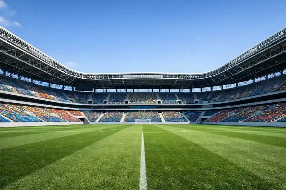 Vista de un estadio de f&uacute;tbol vac&iacute;o con el c&eacute;sped impecable